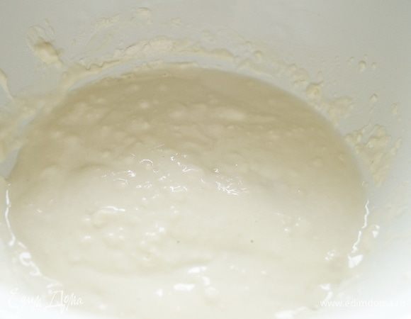 Для опары: молоко смешать с 1/3 муки (1:1). Развести дрожжи в небольшом количестве теплой воды. Перемешать мучную смесь с дрожжами, накрыть чистым полотенцем и поставить в теплое место для брожения на 1,5 часа.