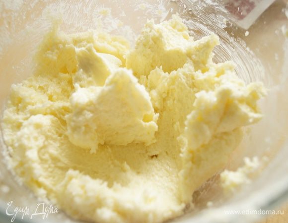 Сливочное масло растереть с сахаром, солью и ванилином