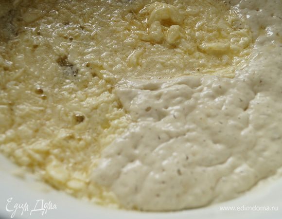 К опаре подмешать сливочную смесь