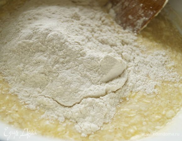 Постепенно добавить всю муку и хорошо вымешать тесто