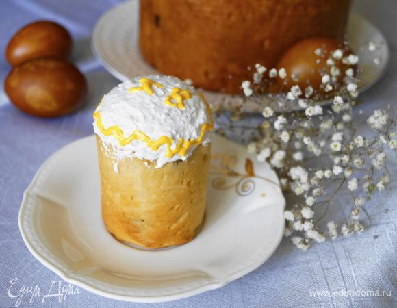 Поставить куличи в духовку, разогретую до 180 градусов. Большие на 1 час, маленькие на 40 минут. Из такого количества теста у меня получился 1 большой кулич и 3 маленьких. Яичный белок взбить с сахаром в пышную упругую пену. Смазать верх остывших куличей и дать застыть глазури. Куличи можно пропитать сиропом (Сахар растворить в воде, довести до кипения, охладить, влить вино и этой смесью пропитать куличи, я не стала пропитывать, но возможно кто-то захочет, я думаю это очень вкусно)ю Христос Воскрес!!!