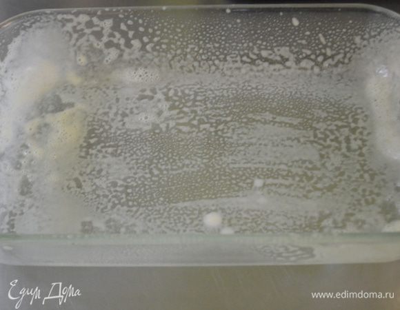 Разогреть духовку до 180 гр. Смазать форму прямоугольную.