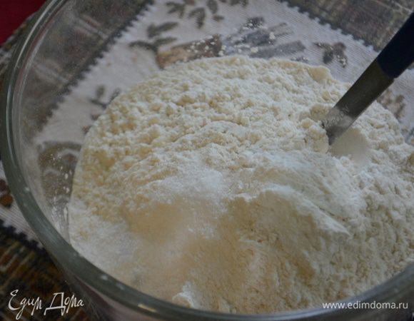 Смешать муку,разрыхлитель и соль.