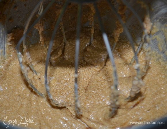 Взбить масло сливочное с коричневым сахаром.Добавить яйца и ванилин.