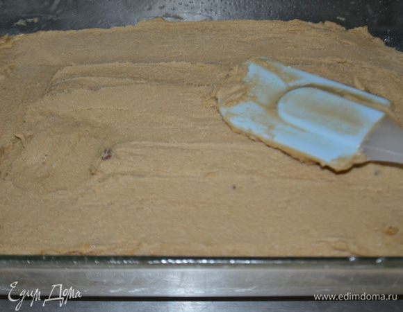 Затем добавить муку и все хорошо перемешать.Выложить в приготовленную форму.Распределить по ней лопаточкой.