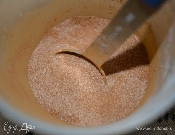 Смешать в отдельной емкости сахар и корица.Выложить поверх блонди по всей поверхности. Поставить в духовку, выпекать 25-30 мин.