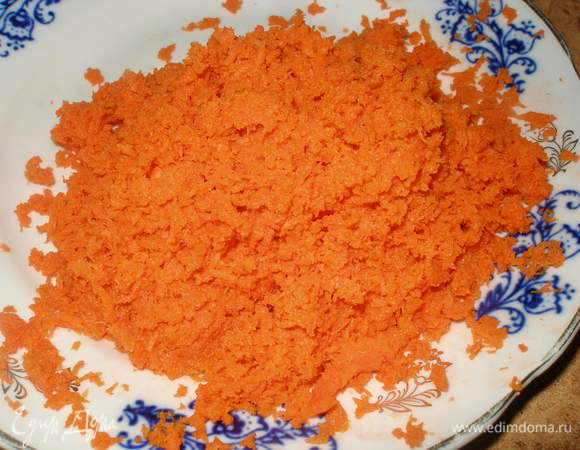 Натереть морковь на самой мелкой терке с зубчиками. Сок если будет, то не отжимать.