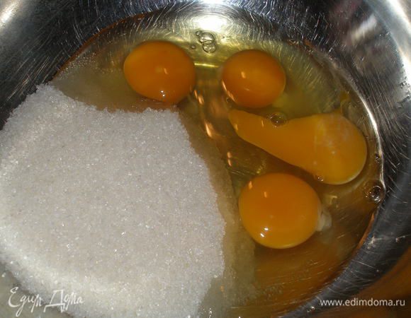 В миску разбить яйца, насыпать сахар и ванильный сахар (или ваниль на кончике ножа).