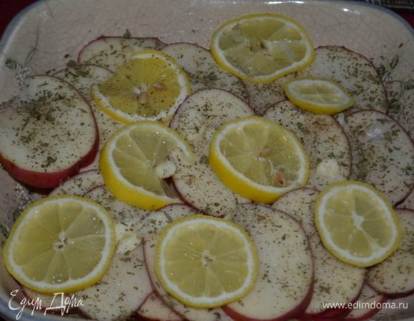 Разогреть духовку до 200 гр. Сложить слоями картофель, порезанный чеснок, лимон  , оливковое масло сбрызнуть на картофель. Соль и перец, порезанную петрушку.
Поставить в духовку на 1 час. Желательно каждые 20 мин. перемешивать.