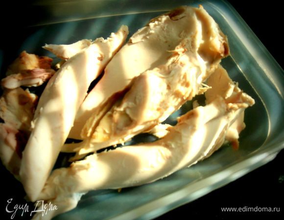 Курицу можно свежую,тогда она обжаривается в самом начале,перед овощами...У меня грудки уже готовые,поэтому выкладывала их в конце!