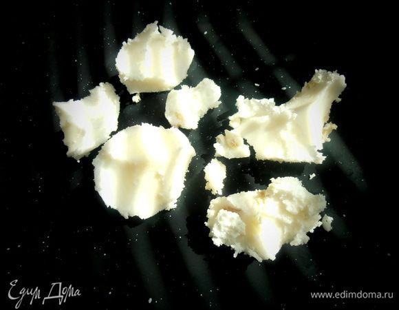 В восточной кухне часто используется для обжарки курдючный жир,но у меня было нутряное топлёное сало...Растопим его в глубокой сковороде...