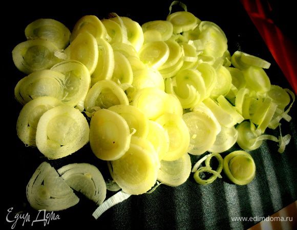 Лук порей или репчатый нарезаем кольцами...