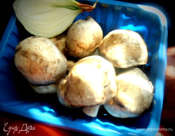 Шампиньоны промыть и тоже нарезать...