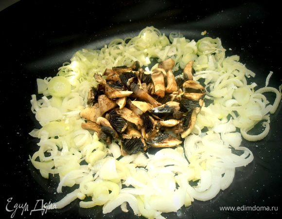 Обжариваем лук,грибы...