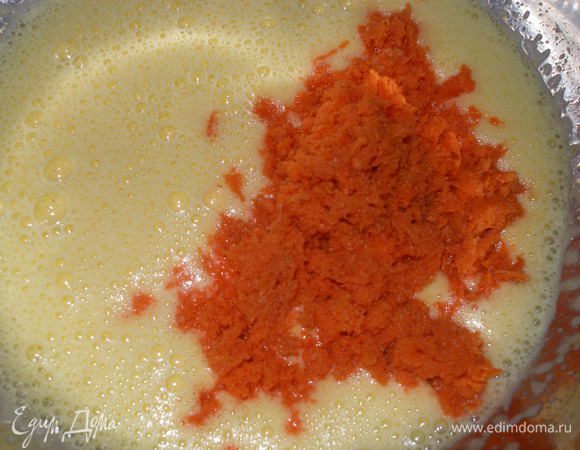 Добавить тертую морковь.
