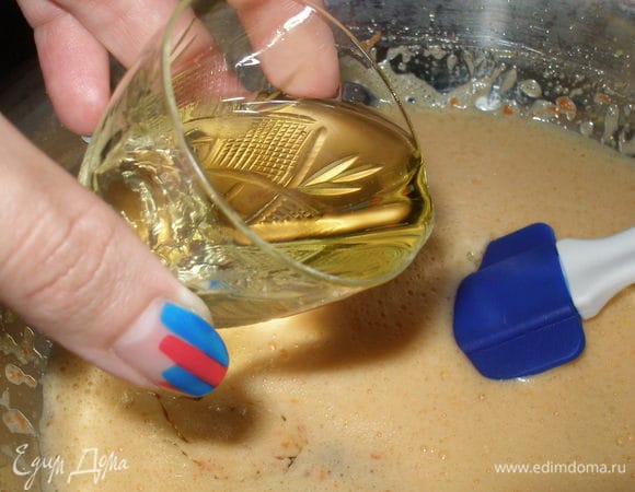 Налить масло и тоже чуть перемешать блендером.