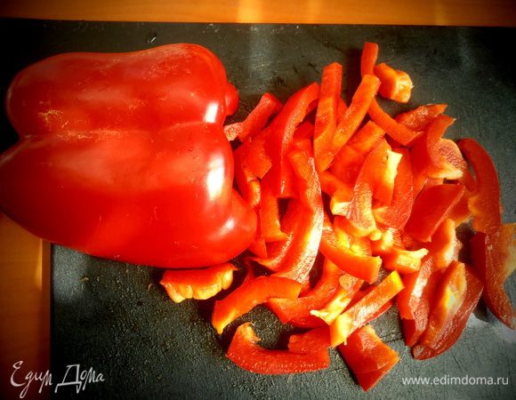 Сладкий перец нарезаем длинными кусочками...