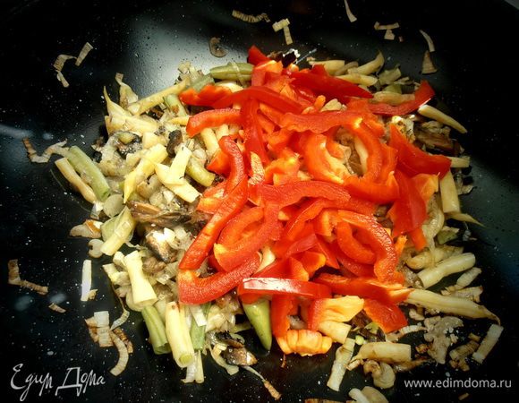 Отправляем фасоль в сковороду,перемешиваем...,затем перец...Посолить,поперчить по вкусу!