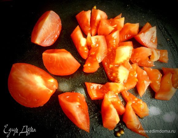 Помидоры нарезаем и добавляем почти в конце для сочности!