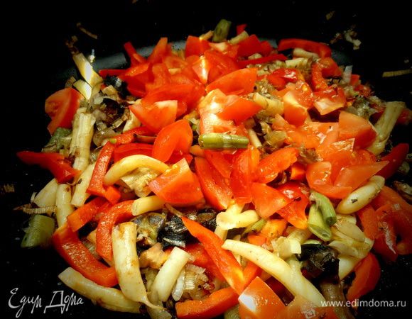 Снова быстро перемешиваем на сильном огне...