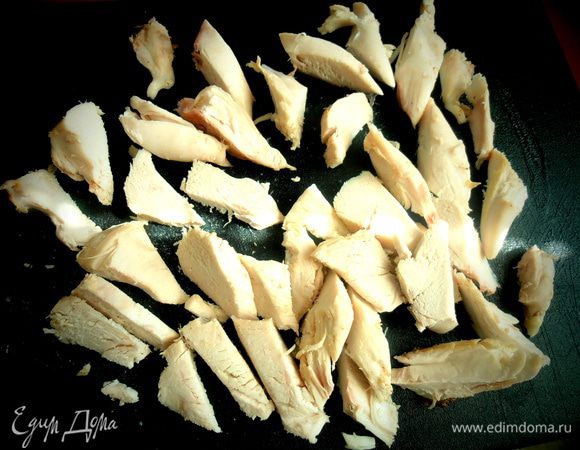Куриные грудки нарезаем на кусочки...