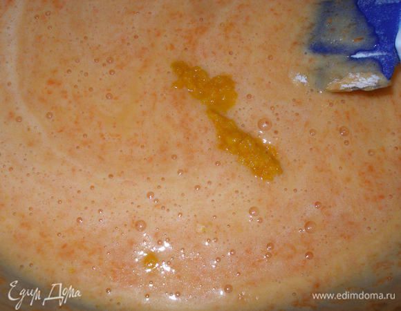 Затем всыпать просеянную муку, разрыхлитель и перемешать до однородности. Добавить цедру апельсина (где-то 1 ч. л.). Тесто готово!