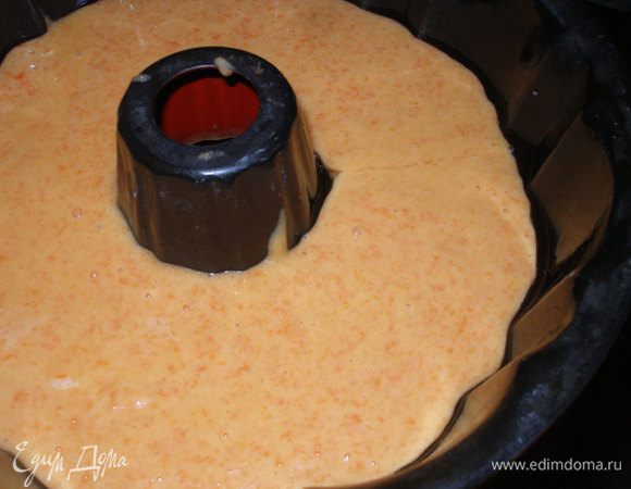 Форму смазать растительным маслом и вылить тесто.