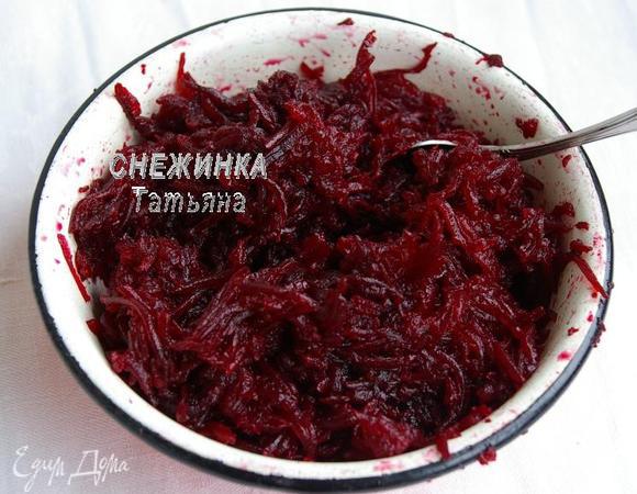 Свеклу отвариваем в мундирах до готовности. Остужаем. Чистим, натираем на тёрке как для корейской моркови или нарезаем соломкой. Добавляем уксус и перемешиваем. Оставляем.