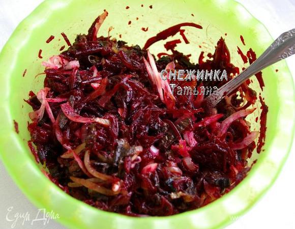 Оставшуюся половинку луковицы нарезаем очень тонкими полукольцами. Соединяем в миске все ингредиенты для салата: свеклу, жареный с грибами лук и не жареный лук. 