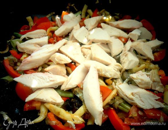 Так как они готовые,отправляем к овощам в конце,чтобы пропитались овощными соками! Даём потушиться несколько минут.