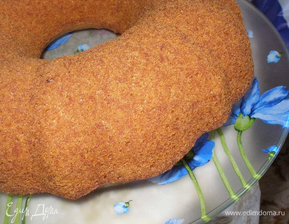 Выпекать кекс в хорошо разогретой до 180°C духовке 40–45 минут. Он может потрескаться, но это не страшно.