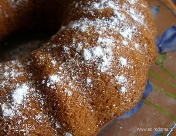 Перевернуть кекс на блюдо и дать немного остыть. Посыпьте сахарной пудрой и подавать к столу.