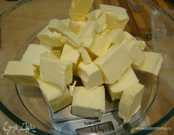 Маргарин, масло растопить на водяной бане или СВЧ, охладить