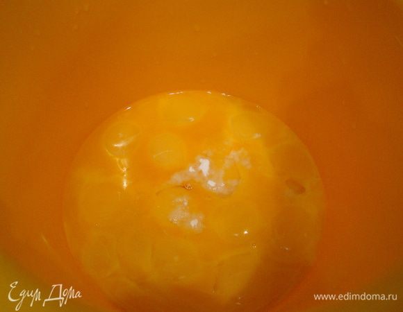 Желтки взбиваем с сахаром и ванилью