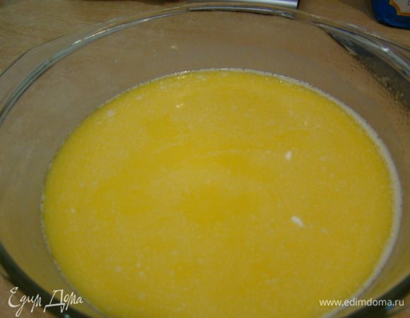 Охлажденное масло соединяем с желтками, сметаной, растительным маслом, солью