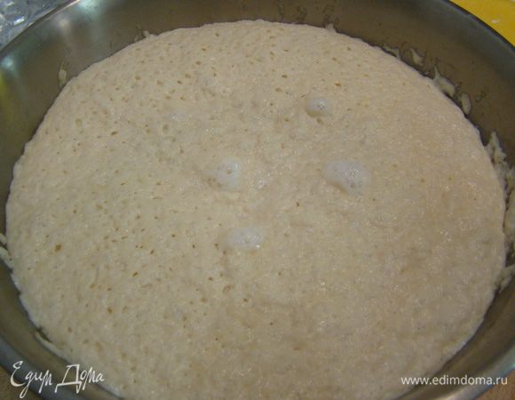 В "булькающую" опару вливаем масляно-яичную смесь, просеиваем 1,5-2 кг муки...