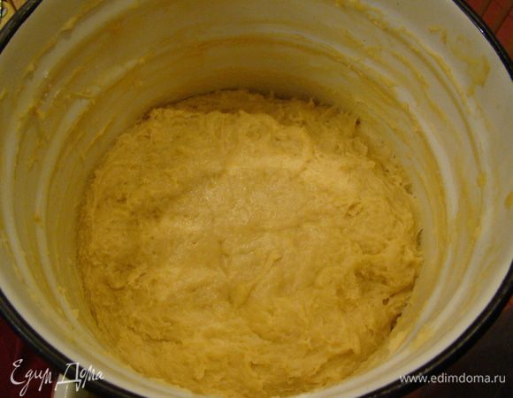 Когда тесто подошло - добавляем оставшуюся муку  (в общем у меня получилось около 2,6-2,8 кг), вымешиваем хорошо тесто (оно может слегка липнуть к рукам, не нужно добиваться крутого теста!), оставляем в тепле