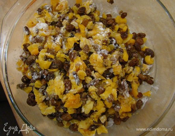 Чуть раньше нужно замочить изюм и курагу (мелко нарезать), добавить алкоголь и помять рукой, пересыпать парой ложек муки