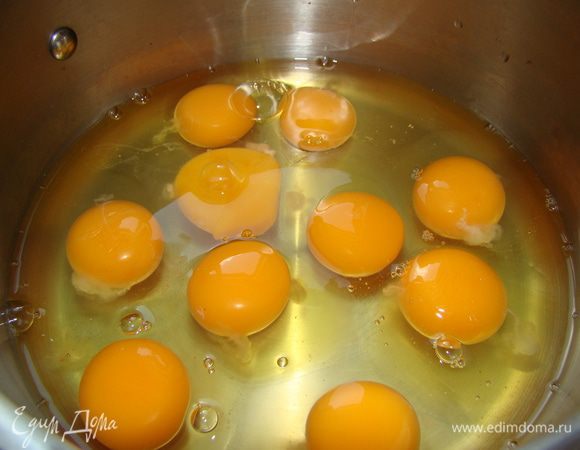 Яйца взбиваем с оставшимся сахаром