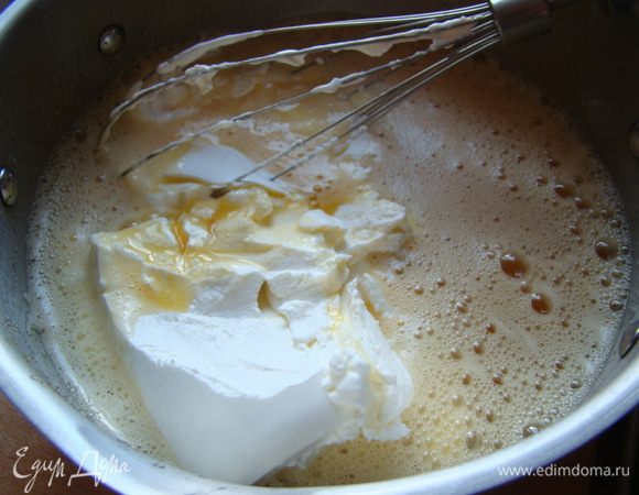 Перемешиваем со сметаной до однородного состояния