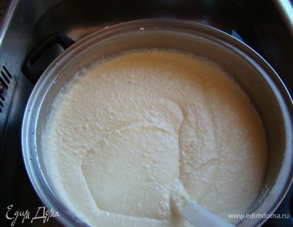 Теперь нужно соединить протертый творог с цедрой и заварным кремом, и тут же охладить. Для этого раковину наполнить ледяной водой, поставить кастрюлю с творогом, вливать крем, не прекращая активно помешивать, чтобы творог не сварился