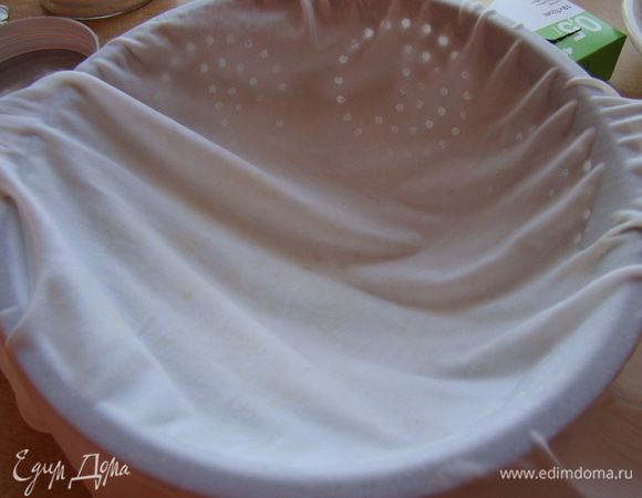 Дуршлаг/специальную форму выстилаем влажной марлей (или ее аналогом), выливаем творожную массу