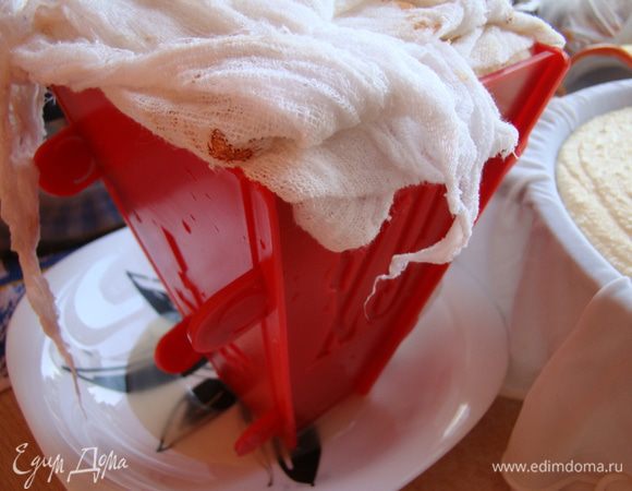 Накрываем тканью, ставим под груз на 12 часов (не менее), после чего вынимаем из формы, переворачиваем и ставим в холод