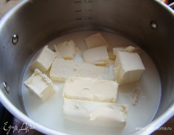 В оставшееся молоко добавить масло и соль, довести до кипения