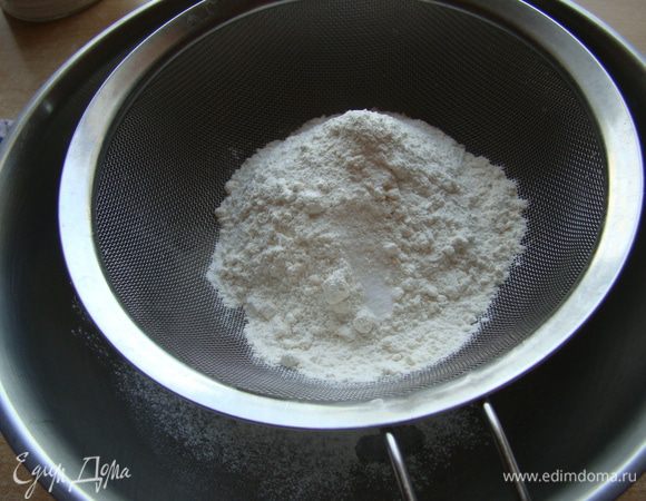180 гр муки просеять, залить горячим молоком, перемешать, чтобы не было комочков, остудить