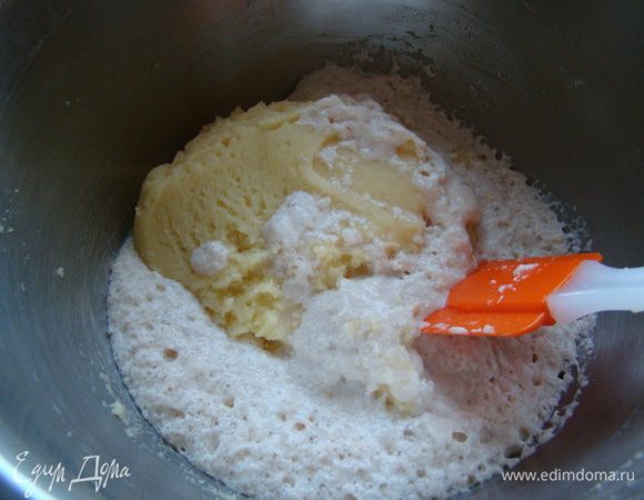 Влить опару, размешать, оставить в теплом месте подходить