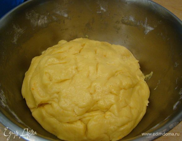 Соединить с тестом, просеять муку (у меня 730 г - общее количество), замесить мягкое тесто, оставить подходить