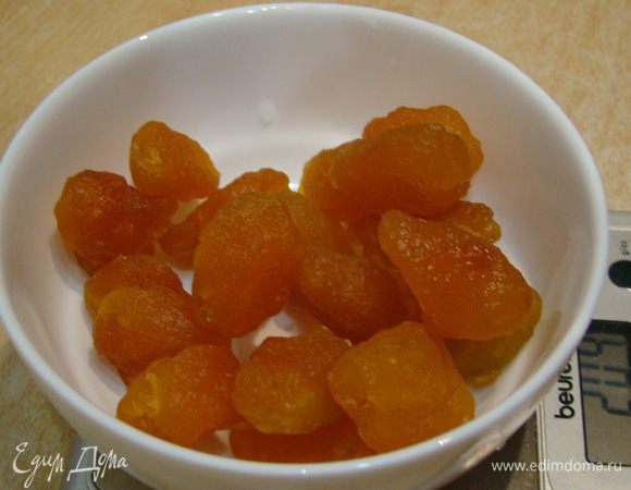 Цукаты нарезать, залить ромом