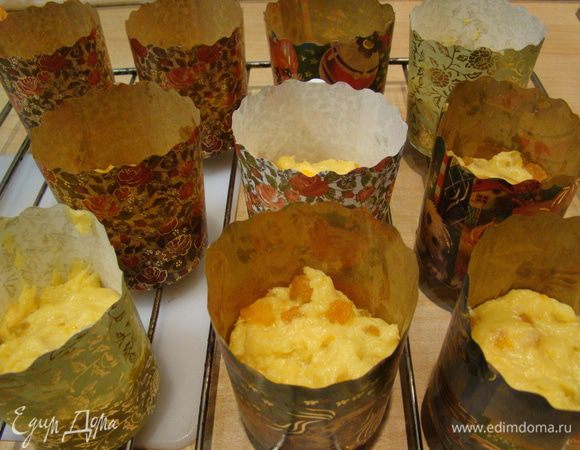 Раскладываем по формам (наполнить тестом на 1/3), оставляем подходить, после чего выпекаем при 175"С 20-30 минут (в зависимости от размера форм), затем при 150"С 20-30 минут (все по той же причине)