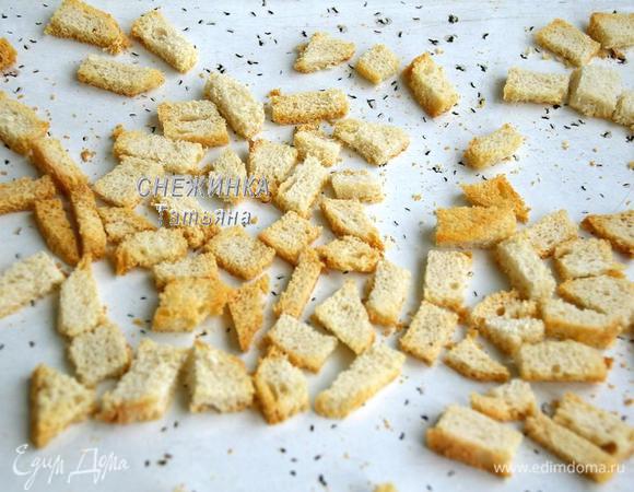 Первым делом подготовим сухарики, в которых будем панировать шницели. Батон нарезаем небольшими и не очень толстыми брусочками и подсушиваем в духовке, чтобы получились сухарики (но не жарьте их, они просто должны стать твёрдыми, как сухарики!).